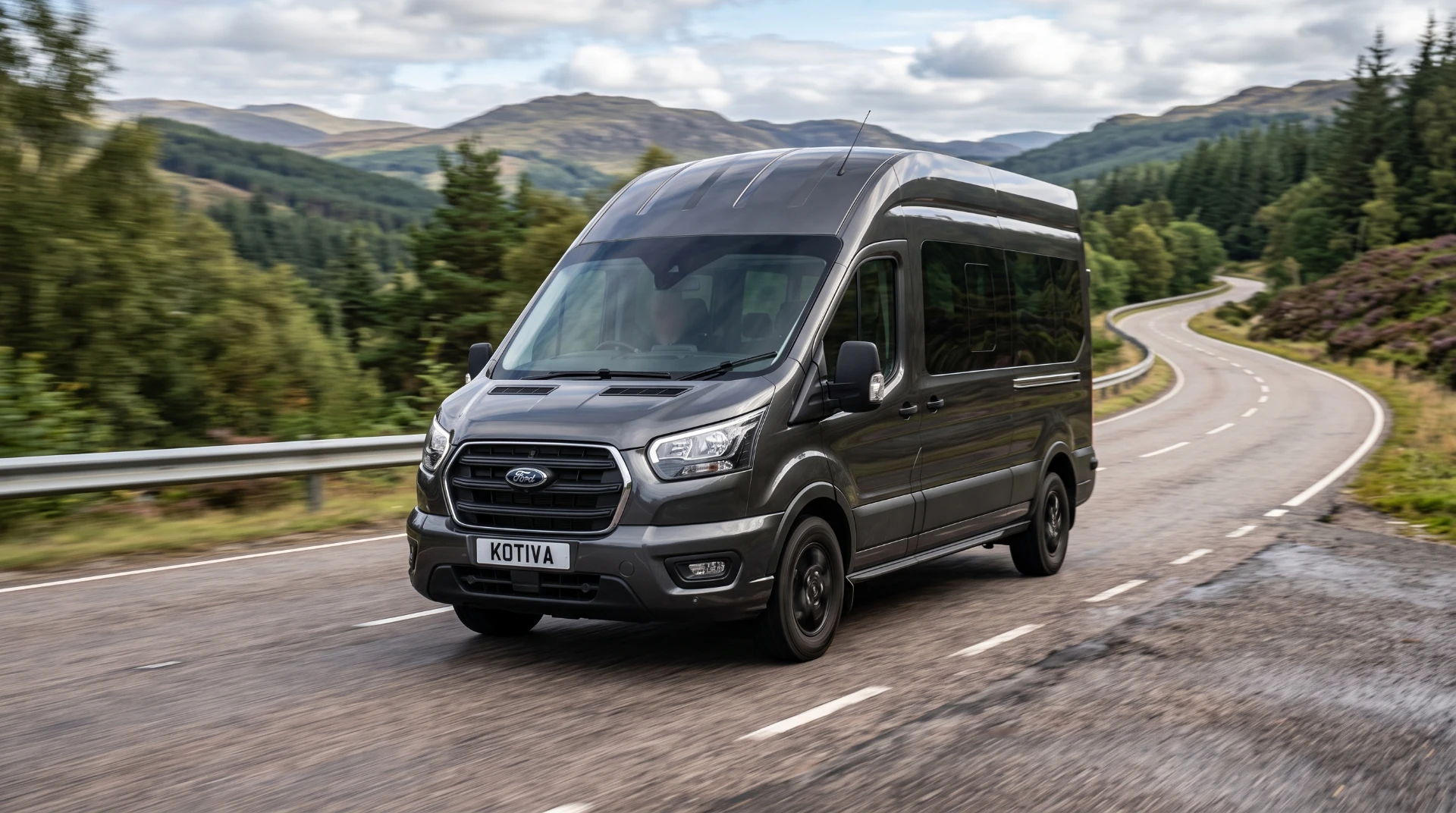 Bus Kotiva Ford Transit 17+1 na drodze w górskim krajobrazie